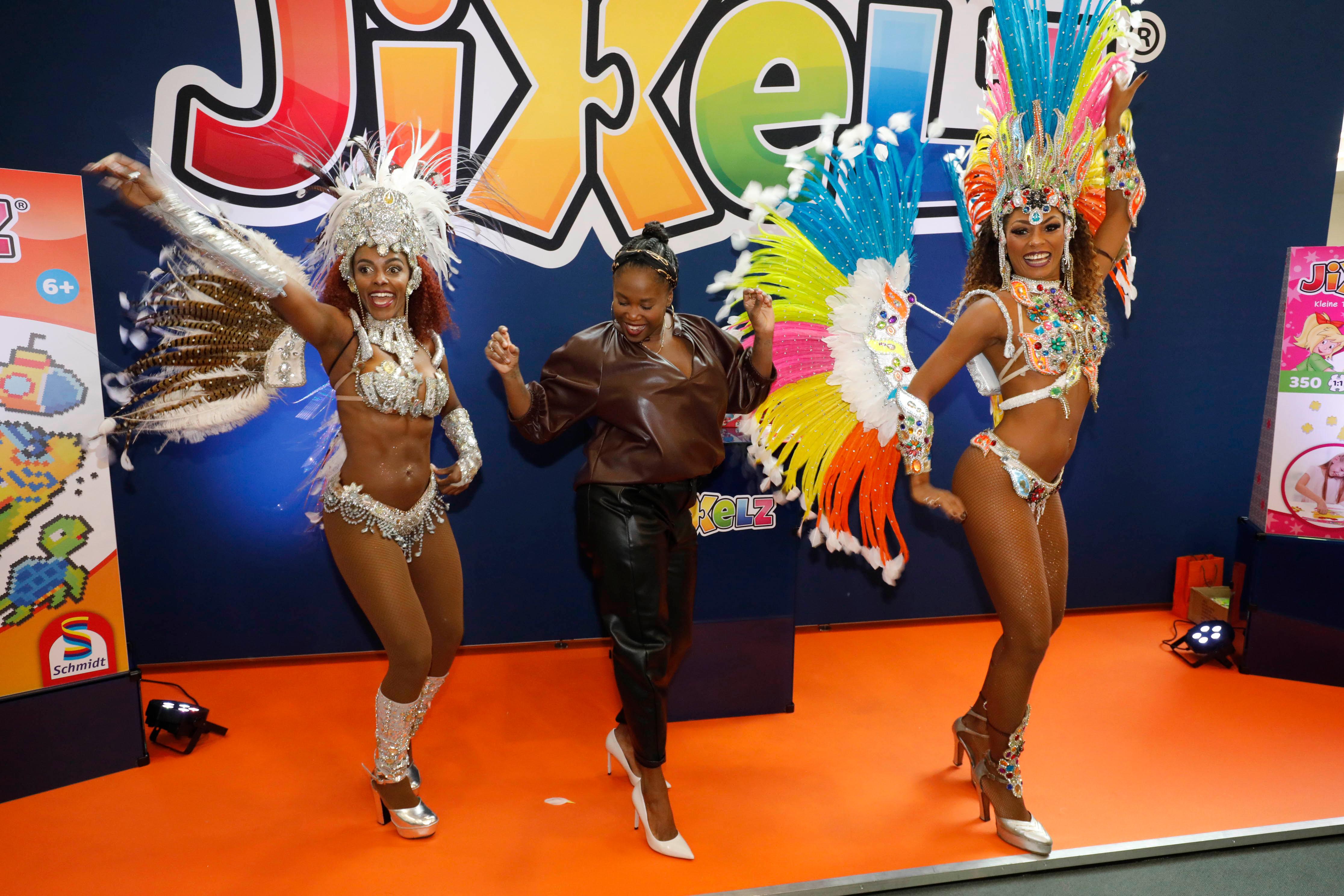 Motsi Mabuse und stilecht gekleidete Samba-Tänzerinnen: ein Hingucker auf der "PressPreview", wie die Neuheitenschau offiziell heißt. Ja, ja, das Leben als Medienvertreter ist echt hart...