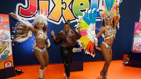 Motsi Mabuse und stilecht gekleidete Samba-Tänzerinnen: ein Hingucker auf der "PressPreview", wie die Neuheitenschau offiziell heißt. Ja, ja, das Leben als Medienvertreter ist echt hart...