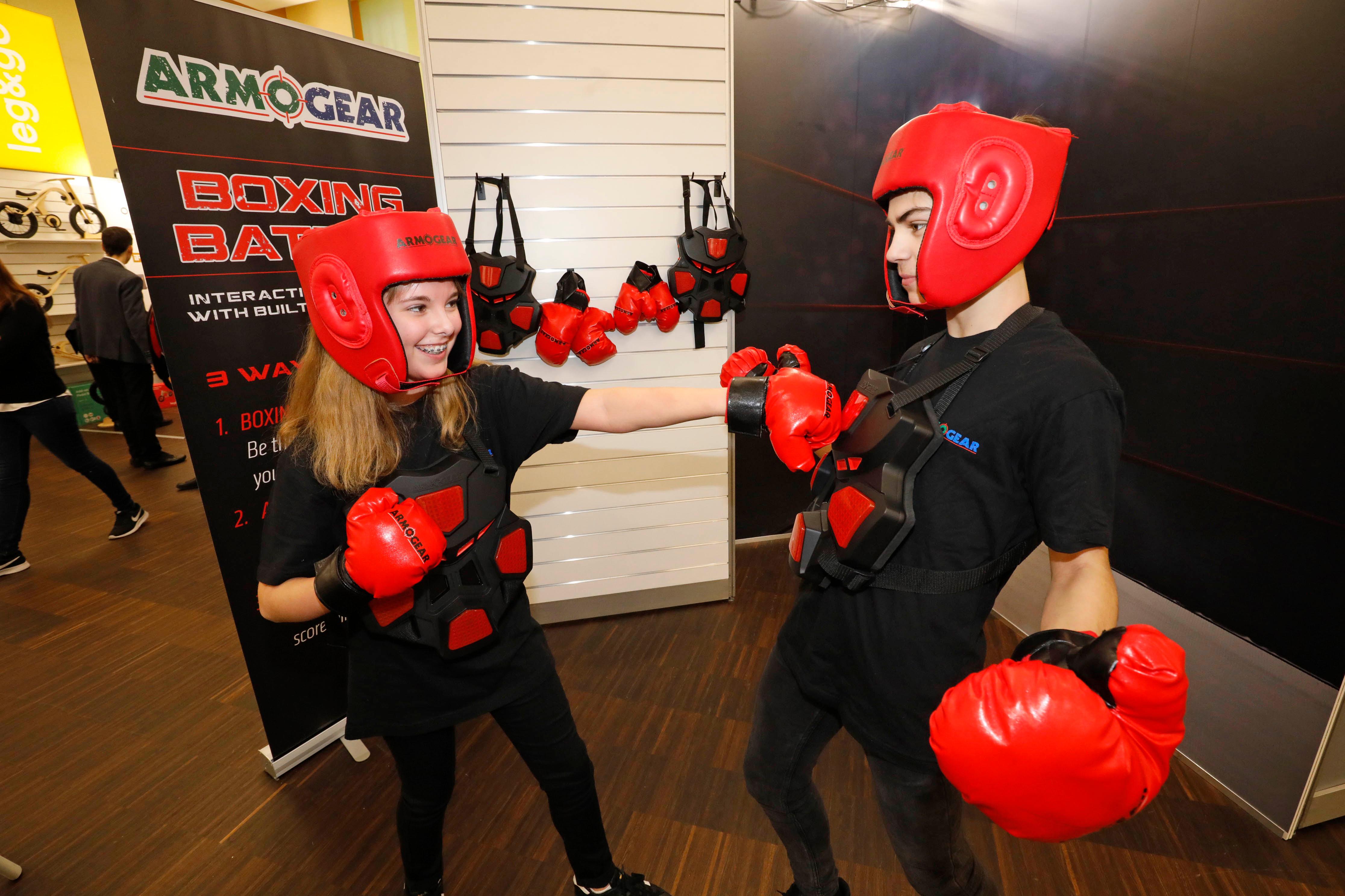Okay, Boxen ist nicht jedermanns Sache. Dem Mädchen, das hier bei ihrem Sparring-Partner auf der Neuheitenschau einen Treffer landet, macht es allerdings sichtlich Vergnügen. Tja, was soll man sagen? Frauenpower halt.