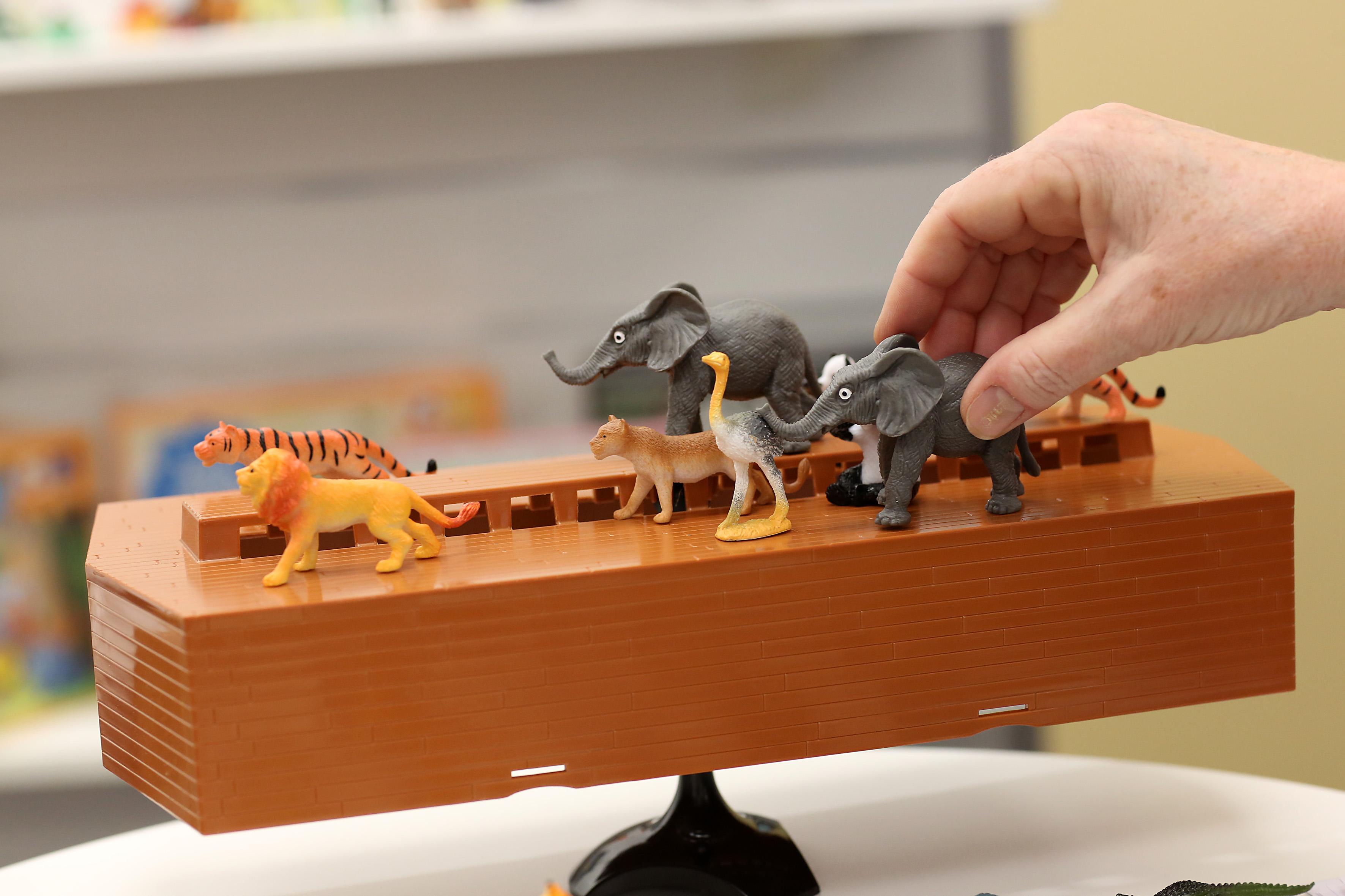 Also "Noah's Ark" ist definitiv nix für Grobmotoriker und Nervenbündel. Es gilt, die Arche so mit Tieren zu bestücken, dass sie nicht aus der Balance kommt. Blöd, wer jetzt die Karte zieht, die bedeutet, dass ein Elefant platziert werden muss. Der ist wirklich schwer!