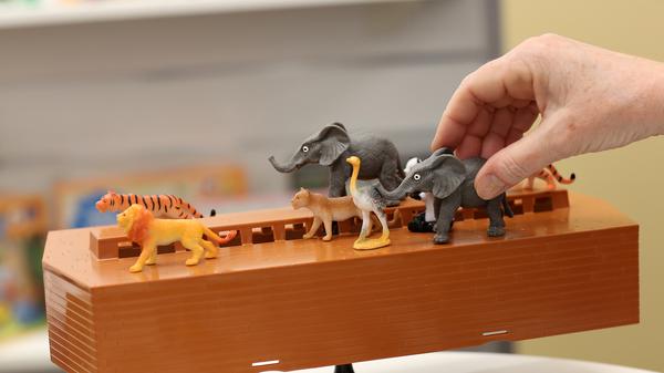 Also "Noah's Ark" ist definitiv nix für Grobmotoriker und Nervenbündel. Es gilt, die Arche so mit Tieren zu bestücken, dass sie nicht aus der Balance kommt. Blöd, wer jetzt die Karte zieht, die bedeutet, dass ein Elefant platziert werden muss. Der ist wirklich schwer!