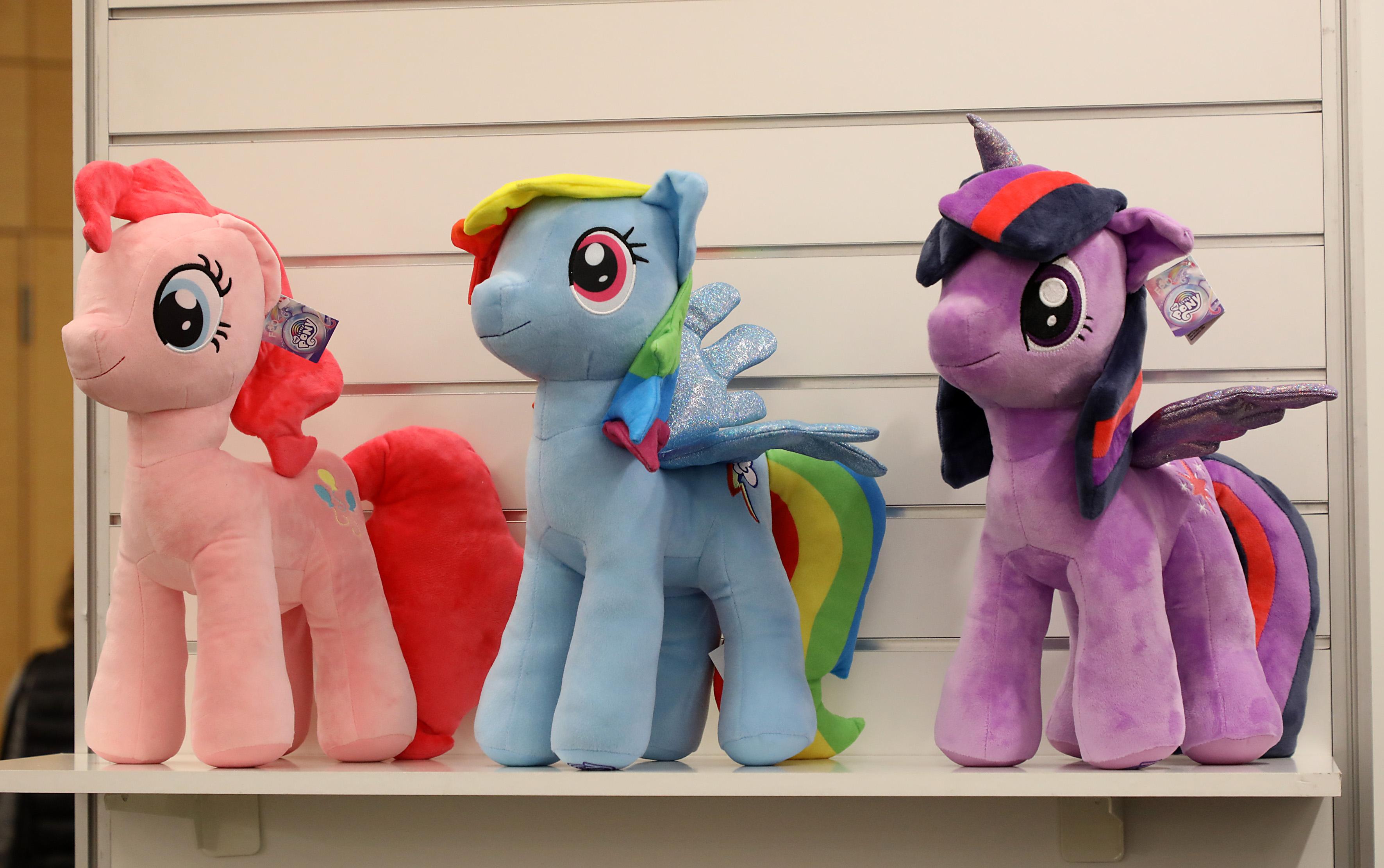 Einhörner haben seit gefühlt 100 Jahren einen Stammplatz im Sortiment der Spielwarenbranche. Eine unglaubliche Präsenz für ein Fabelwesen. Zu den Farben dieser Modelle sagen wir jetzt nichts. Schönheit liegt ja bekanntlich im Auge des Betrachters und über Geschmack lässt sich nicht streiten.