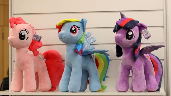 Einhörner haben seit gefühlt 100 Jahren einen Stammplatz im Sortiment der Spielwarenbranche. Eine unglaubliche Präsenz für ein Fabelwesen. Zu den Farben dieser Modelle sagen wir jetzt nichts. Schönheit liegt ja bekanntlich im Auge des Betrachters und über Geschmack lässt sich nicht streiten.