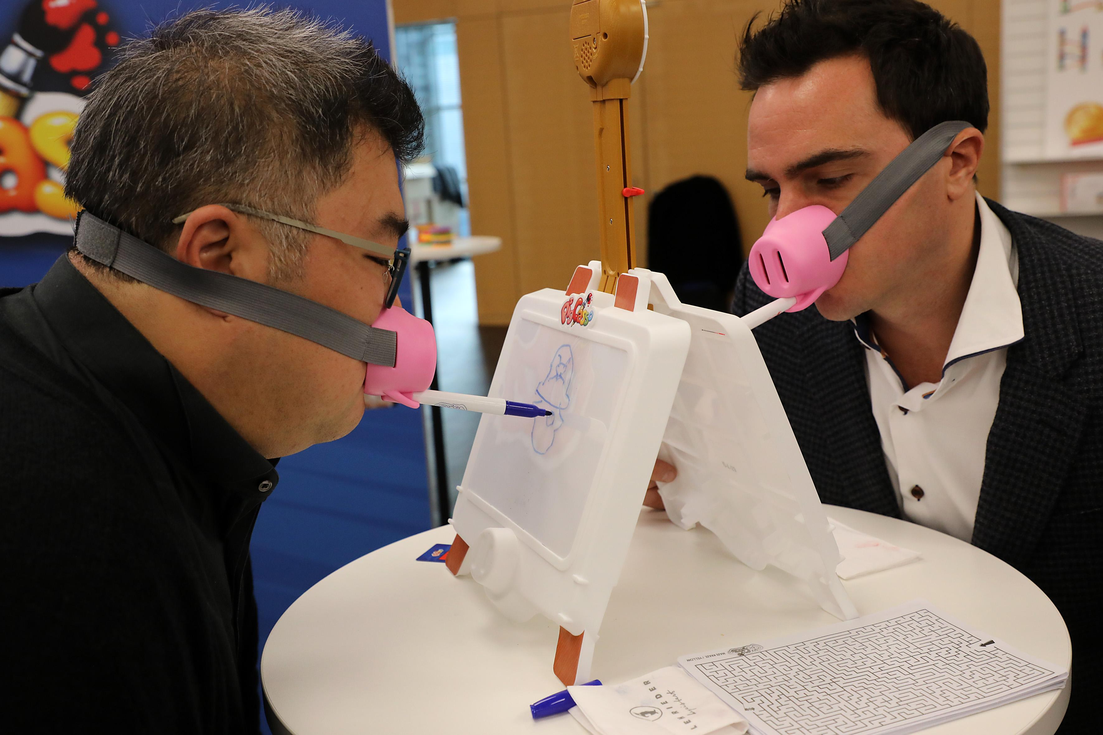 Nase aufsetzen, Stift befestigen, losmalen – und die anderen raten lassen, was zum Geier da entsteht: „Pigcasso“ gehört in die Kategorie Party-Spiele – und macht so viel Spaß wie eine gute Fete!