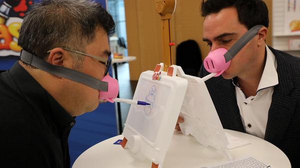 Nase aufsetzen, Stift befestigen, losmalen – und die anderen raten lassen, was zum Geier da entsteht: „Pigcasso“ gehört in die Kategorie Party-Spiele – und macht so viel Spaß wie eine gute Fete!