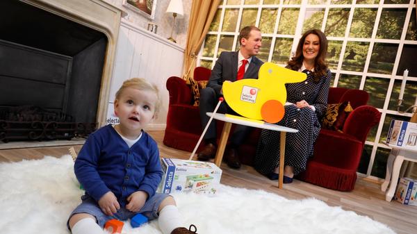 Ja mei, Doubles von Prinz William und seiner Kate sind auch zur Neuheitenschau gekommen, um für einen Spieleverlag die Werbetrommel zu rühren. Als man die beiden angeheuert hat, war wohl noch nicht bekannt gewesen, dass der Haussegen in der britischen Royal Family schief hängt.