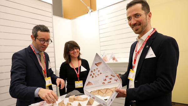 "Analogue game for digitals minds" lautet der Slogan des Herstellers des Logifaces-Puzzle, das mit Holzklötzchen arbeitet. Detox für Nerds und smartphone-abhängige Normalverbraucher! Also mancher meint ja, analog sei das neue Bio...