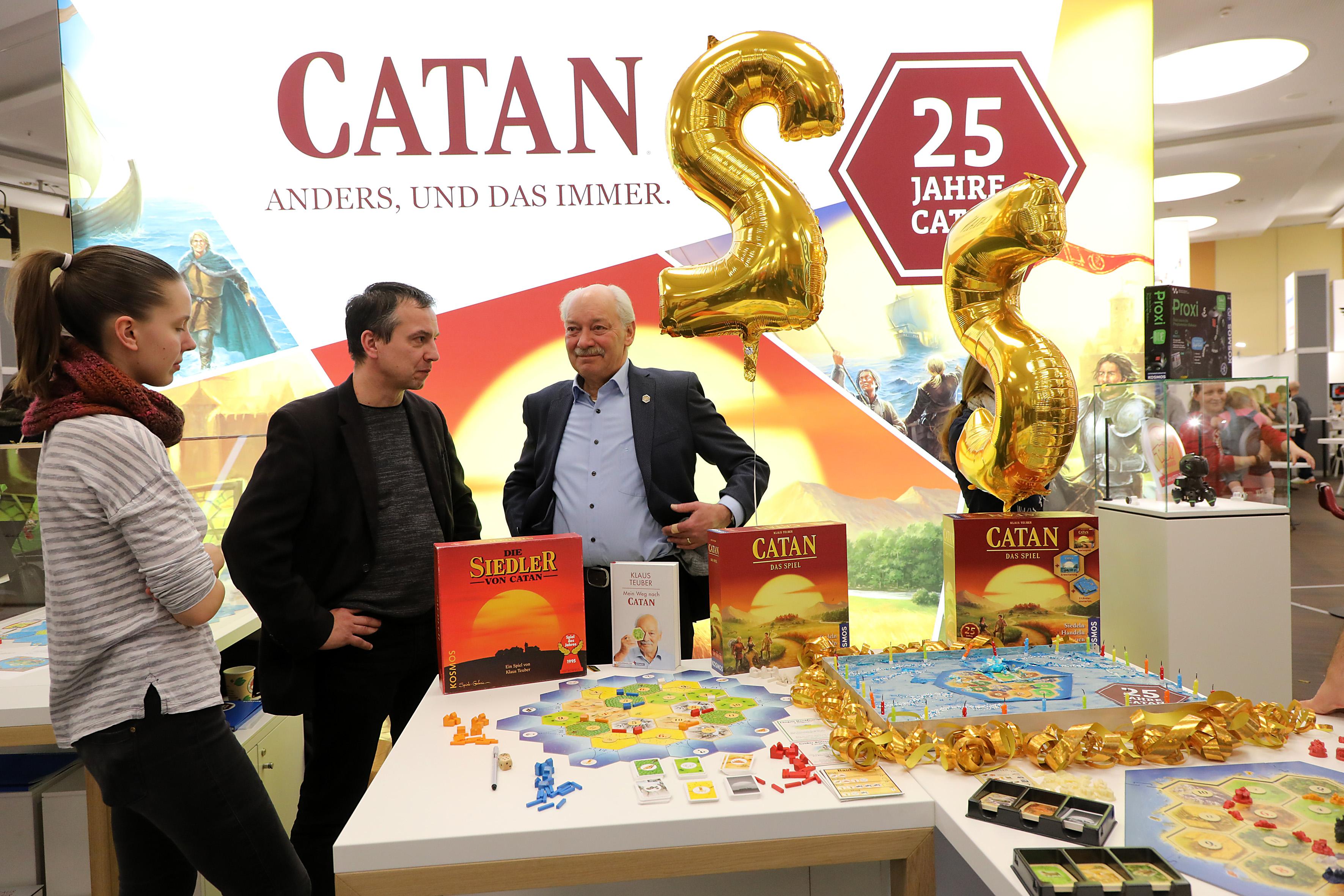 Noch ein Klassiker: Vor einem Vierteljahrhundert erfand Klaus Teuber - das ist der Herr mit dem Schnauzer - das Spiel "Catan". Heute wird es in mehr als 70 Ländern gespielt.