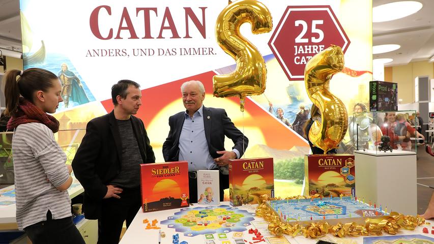 Noch ein Klassiker: Vor einem Vierteljahrhundert erfand Klaus Teuber - das ist der Herr mit dem Schnauzer - das Spiel "Catan". Heute wird es in mehr als 70 Ländern gespielt.
