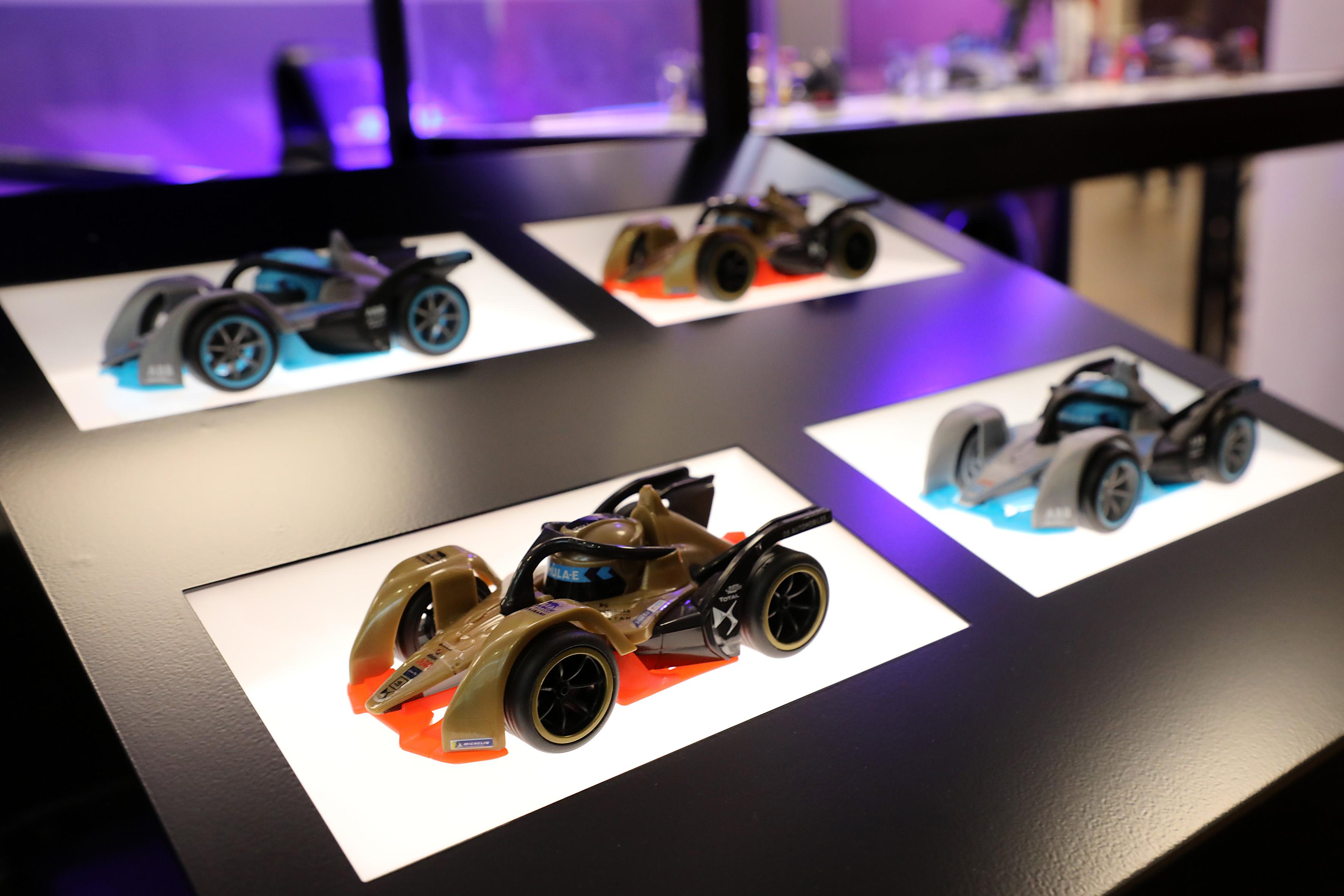 Früh übt sich, was ein echter Rennsport-Fan werden will. Dickie Toys und Majorette wollen Kinder ab drei mit ihrer Formula-E-Kollektion in die richtige Spur bringen. Dickie präsentiert funkgesteuerte RC-Fahrzeuge, Majorette Auto-Miniaturen aus Metall.