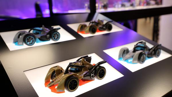 Früh übt sich, was ein echter Rennsport-Fan werden will. Dickie Toys und Majorette wollen Kinder ab drei mit ihrer Formula-E-Kollektion in die richtige Spur bringen. Dickie präsentiert funkgesteuerte RC-Fahrzeuge, Majorette Auto-Miniaturen aus Metall.