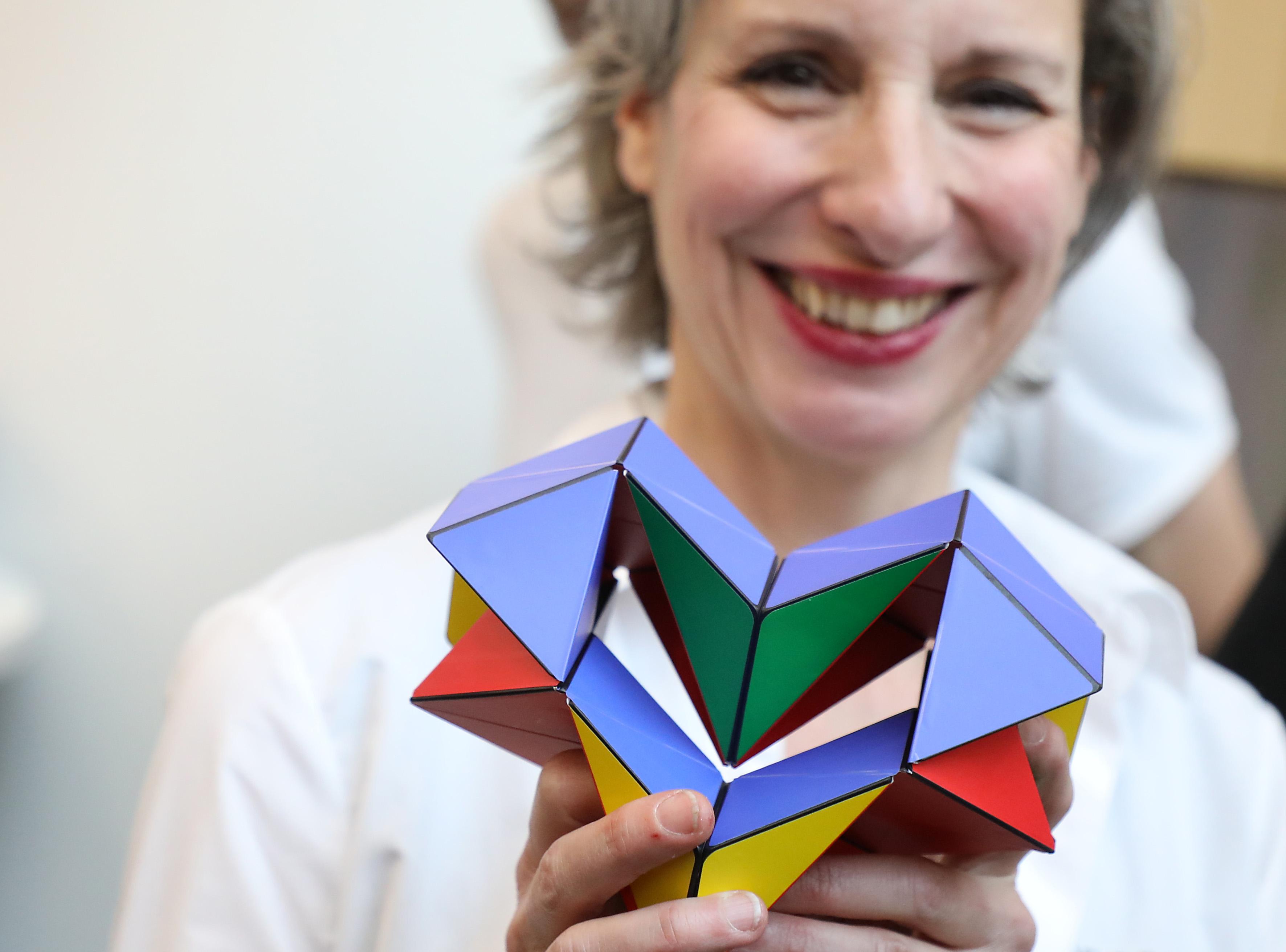 Und noch einmal etwas ohne Chips und Sensoren, dafür mit Magneten: der "Geobender 3D-Cube", ein Transformationswürfel, mit dem sich geometrische Skulpturen bilden lassen.