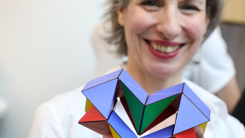 Und noch einmal etwas ohne Chips und Sensoren, dafür mit Magneten: der "Geobender 3D-Cube", ein Transformationswürfel, mit dem sich geometrische Skulpturen bilden lassen.