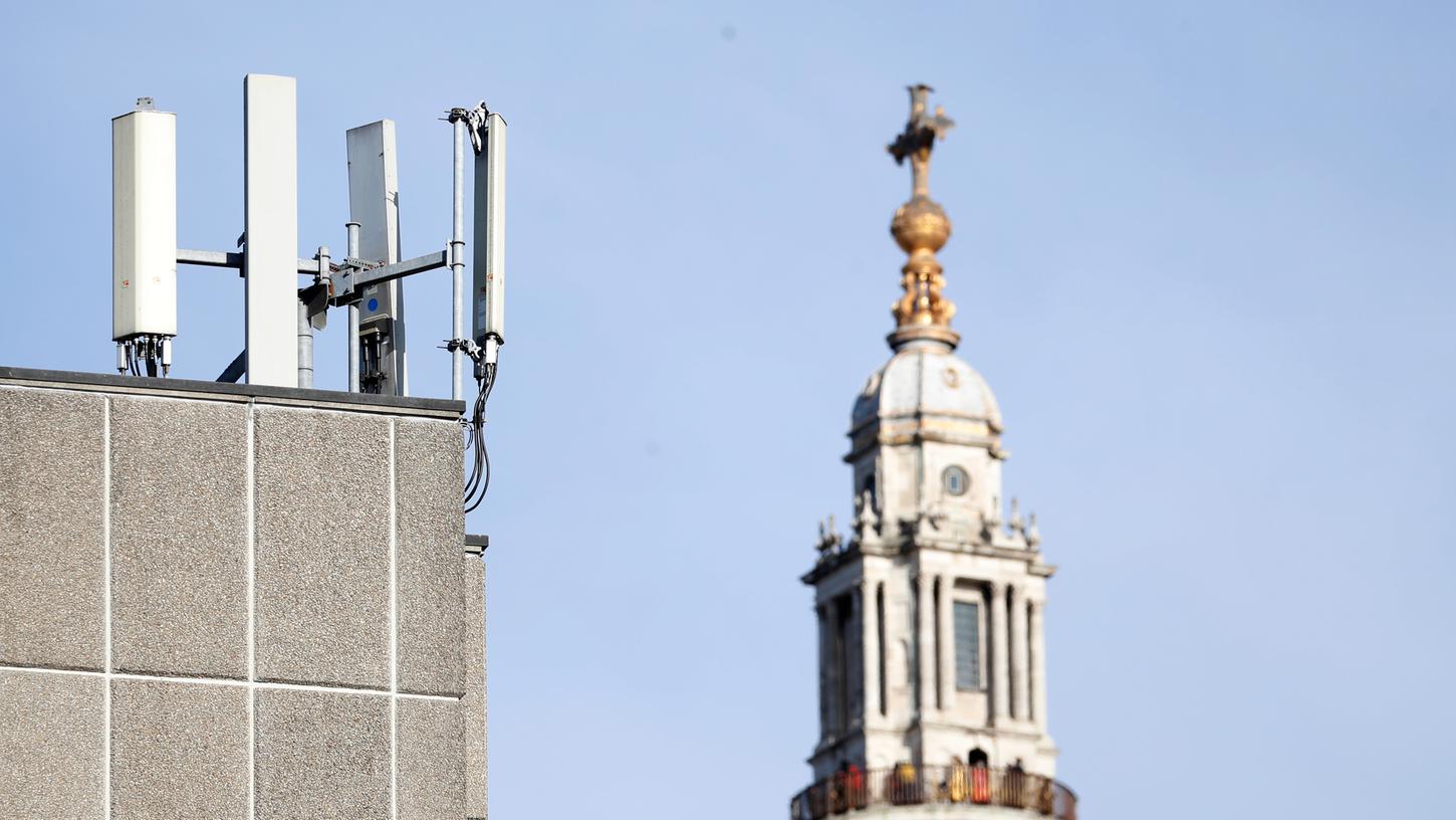 Der chinesische Telekomriese Huawei darf sich unter Einschränkungen am Ausbau der superschnellen 5G-Mobilfunknetze in Großbritannien beteiligen. Der chinesische Telekomriese Huawei darf sich unter Einschränkungen am Ausbau der superschnellen 5G-Mobilfunknetze in Großbritannien beteiligen.