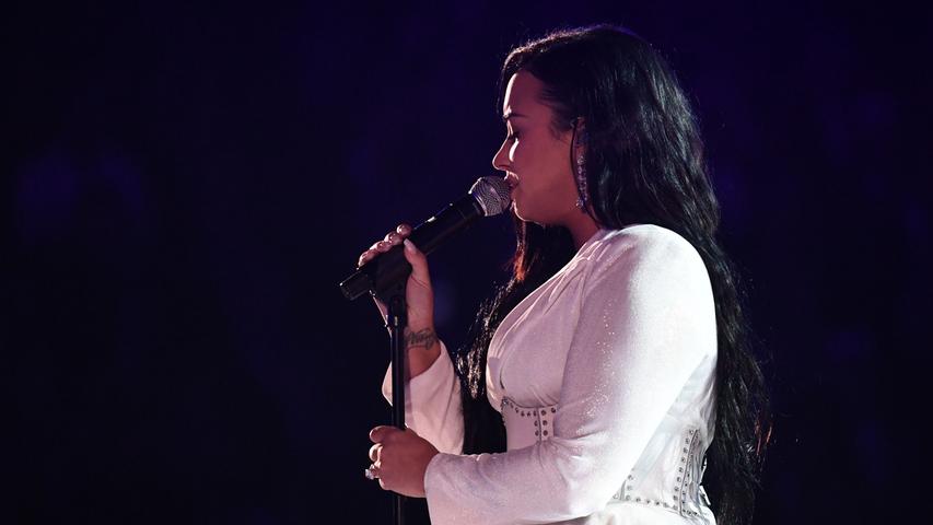 Los geht's mit der Nationalhymne. Die wird in diesem Jahr von Pop-Star Demi Lovato vorgetragen, eine eher konservative Wahl, wie im Umkreis der Veranstalter zu vernehmen war. Im Durchschnitt braucht Lovato für die Hymne 1:57 Minuten - ja, das haben Buchmacher aufgrund ihrer vorherigen Auftritte bei anderen Events ernsthaft ermittelt. Sollte das "Star spangled banner" vor Super Bowl LIV über zwei Minuten dauern, gibt's pro 100 Dollar Einsatz schwache 59 Dollar Gewinn. Zieht die Sängerin die Hymne hingegen im Eiltempo durch, winken 130 Dollar Gewinn pro 100 eingesetzte Dollar. Holen Sie schon einmal die Stoppuhr raus, es wird spannend.