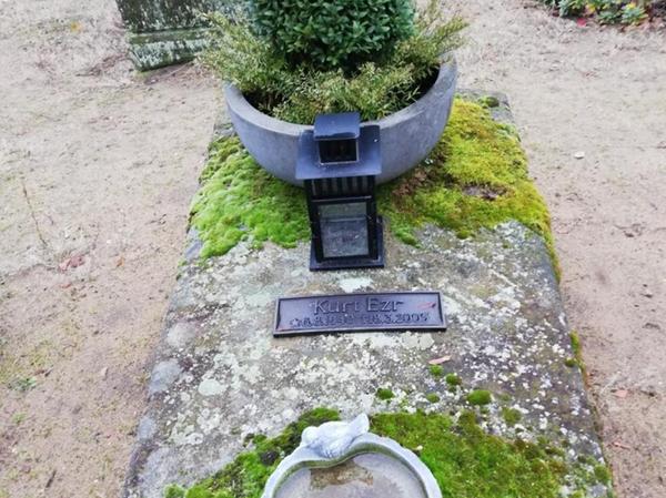 Vorher: Vogeltränke, Laterne und Schale, die eine Nürnbergerin auf das Grab ihres Mannes auf dem Rochusfriedhof in Gostenhof gestellt hatte, sind entfernt worden.