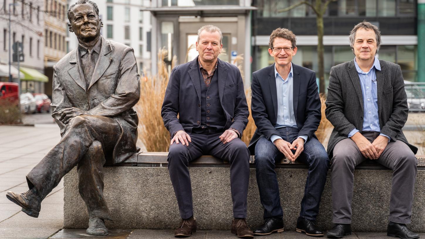 Bei der hundertsten Folge des Podcasts "Horch amol" war der amtierende, aber scheidende Nürnberger Oberbürgermeister Ulrich Maly (rechts neben dem Denkmal von Willy Brandt) zu Gast bei NN-Chefredakteur Michael Husarek und Online-Chef Matthias Oberth (rechts).