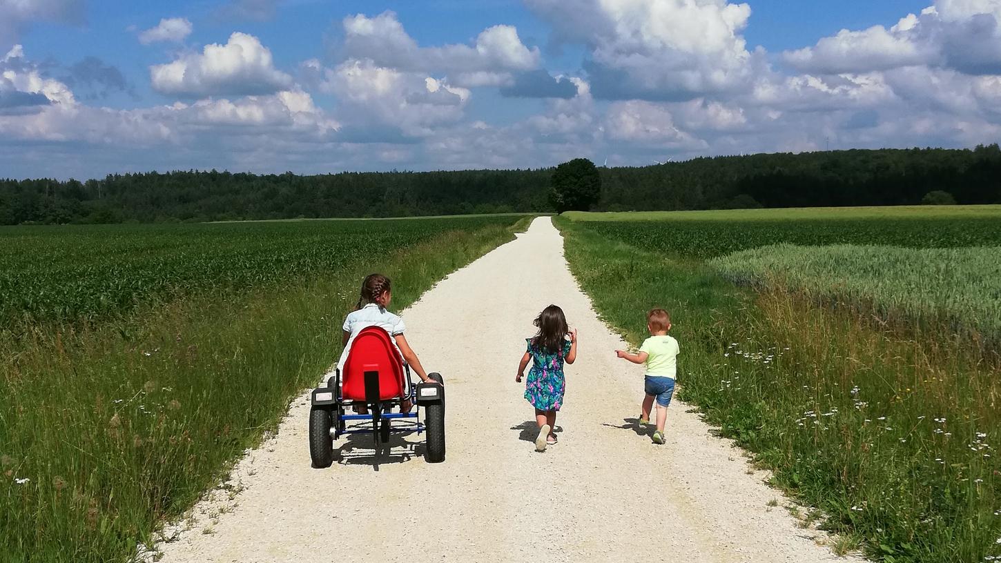 Eitel Sonnenschein? Der Weg für Familien mit Pflegekindern ist oft steinig. Und wenn er scheitert, kommt zu den eigenen Gefühlen und Zweifeln nicht selten das harte Urteil der Gesellschaft: „Seine Kinder gibt man nicht weg!“ Doch ist das vernünftig und fair gegenüber den Pflegeeltern? Eitel Sonnenschein? Der Weg für Familien mit Pflegekindern ist oft steinig. Und wenn er scheitert, kommt zu den eigenen Gefühlen und Zweifeln nicht selten das harte Urteil der Gesellschaft: „Seine Kinder gibt man nicht weg!“ Doch ist das vernünftig und fair gegenüber den Pflegeeltern?