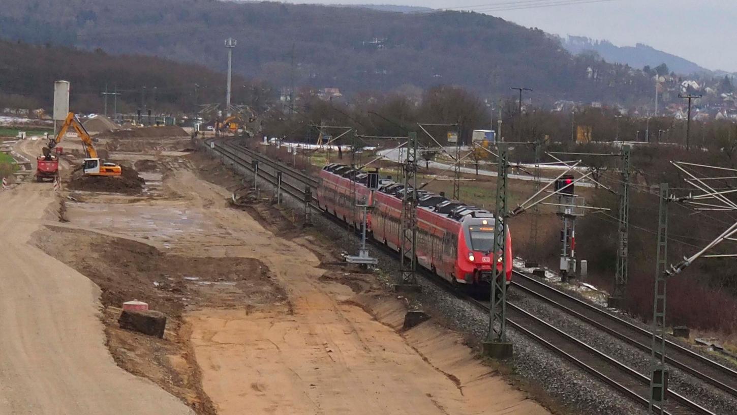 Mehr Platz für den ICE – und hier wird es dafür nicht nur vier, sondern gleich sechs Gleise geben: Nördlich der Eisenbahnbrücke über der A73 zwischen Forchheim und Eggolsheim entsteht auf 1,3 Kilometern ein Überholbahnhof.