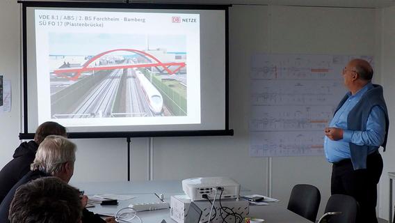 Alfons Plenter erläutert die Pläne zum Neubau der Piastenbrücke.