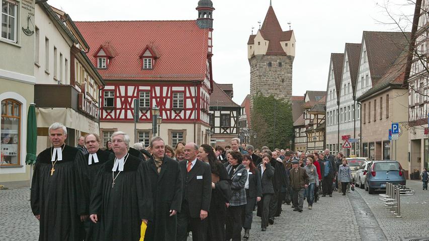 Vor der Einweihung der Kirche zieht die Festgemeinde durch die Stadt.