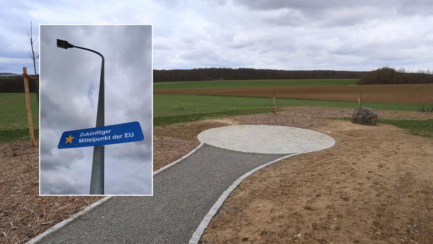 Ein Weg führt zu einer rund gepflasterten Stelle auf einem Feld nahe des Ortsteiles Gadheim. Die Anlage markiert den neuen geografischen Mittelpunkt der Europäischen Union nach dem Austritt von Großbritannien aus der EU.