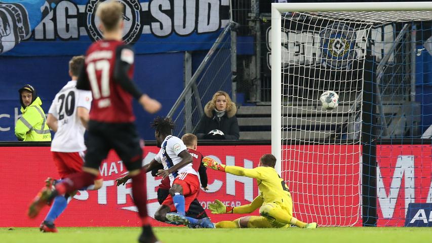 2020 sollte es besser werden. Eigentlich. Nach einem 2:0-Erfolg gegen Dresden zum Jahresabschluss und einer insgesamt gelungenen Vorbereitung lässt der FCN beim Auftakt im Hamburger Volkspark jedoch ähnliche Muster erkennen wie im Vorjahr. Defensiv agiert der Club zu anfällig, offensiv belegen fünf Torschüsse die Harmlosigkeit der Keller-Elf. Durch die herbe 1:4-Niederlage in Hamburg rutscht der 1. FC Nürnberg auf Abstiegsplatz 17.
2020 sollte es besser werden. Eigentlich. Nach einem 2:0-Erfolg gegen Dresden zum Jahresabschluss und einer insgesamt gelungenen Vorbereitung lässt der FCN beim Auftakt im Hamburger Volkspark jedoch ähnliche Muster erkennen wie im Vorjahr. Defensiv agiert der Club zu anfällig, offensiv belegen fünf Torschüsse die Harmlosigkeit der Keller-Elf. Durch die herbe 1:4-Niederlage in Hamburg rutscht der 1. FC Nürnberg auf Abstiegsplatz 17.