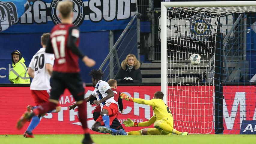 2020 sollte es besser werden. Eigentlich. Nach einem 2:0-Erfolg gegen Dresden zum Jahresabschluss und einer insgesamt gelungenen Vorbereitung lässt der FCN beim Auftakt im Hamburger Volkspark jedoch ähnliche Muster erkennen wie im Vorjahr. Defensiv agiert der Club zu anfällig, offensiv belegen fünf Torschüsse die Harmlosigkeit der Keller-Elf. Durch die herbe 1:4-Niederlage in Hamburg rutscht der 1. FC Nürnberg auf Abstiegsplatz 17. 