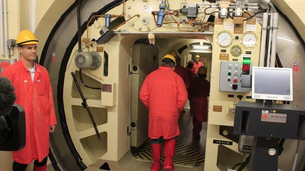Bis zur Stilllegung war diese Personenschleuse zum Kontrollbereich, dem Allerheiligsten des Reaktorgebäudes, noch aktiv. Weil sich nun im Inneren kein Druck mehr aufbauen kann, kann Kraftwerksleiter Bernd Kaiser (links) die dicken Stahltüren mittlerweile offenstehen lassen. Solange das Kraftwerk aber noch nicht brennstofffrei ist, dürfen keine zusätzlichen Ausgänge in die Stahlhülle gebohrt werden. Das heißt: Alles, was innen schon zerlegt wird, muss durch diese Tür nach draußen.