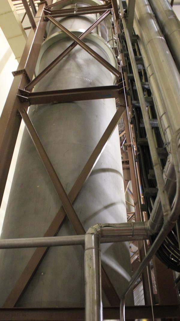 Deshalb müssen große Komponenten in kleine Teile zersägt werden. Im Jahr 2020 zum Beispiel sollen acht solcher Druckspeicher zerlegt werden, die im Notfall für zusätzliches Kühlmittel gesorgt hätten. Die Edelstahlbehälter sind 14 Meter hoch und 22 Tonnen schwer - am Ende aber müssen sie durch die enge Personenschleuse passen.