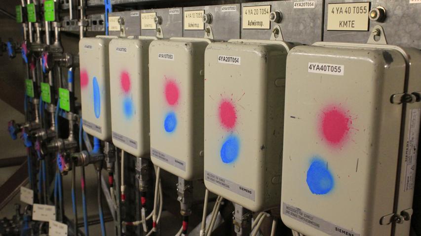 Überall im Kraftwerk sind rosafarbene und blaue Farbkleckse zu sehen. Magenta bedeutet, dass Teile bereits stillgesetzt wurden. Blau signalisiert den im Kraftwerk aktiven Fremdfirmen, dass sie die Bauteile entfernen können.