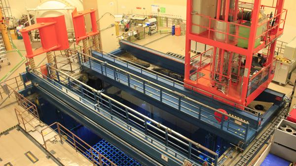 Noch ist das Kraftwerk nicht brennstofffrei. 179 Brennelemente lagern noch im Abklingbecken. Zwischen Februar und Mai 2020 sollen sie in zehn Castoren verladen und ins Zwischenlager neben dem Kraftwerk transportiert werden. Dort werden dann 54 volle Castoren stehen.