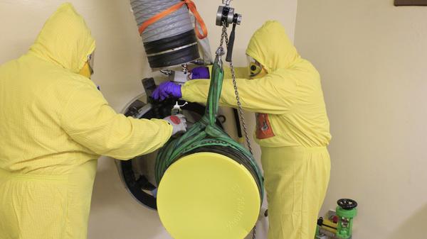 Beim Zerlegen müssen die Arbeiter Schutzanzüge und Masken tragen. Nicht nur das Material, sondern auch jedes verwendete Werkzeuge muss nach der Arbeit vom Strahlenschutz untersucht werden. Meist ist die radioaktive Belastung auf den Werkzeugen aber nur oberflächlich und kann einfach abgewischt werden.