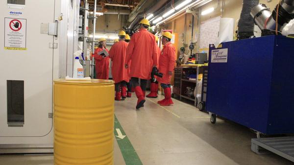 Erst Ende 2033 soll sämtliches radioaktive Material aus dem Kraftwerk entfernt sein und die Anlage aus dem Atomgesetz entlassen werden. Dann soll bis Ende 2035 auch der konventionelle Abriss erfolgen, der zum Beispiel die beiden 143 Meter hohen Kühltürme umfasst.
