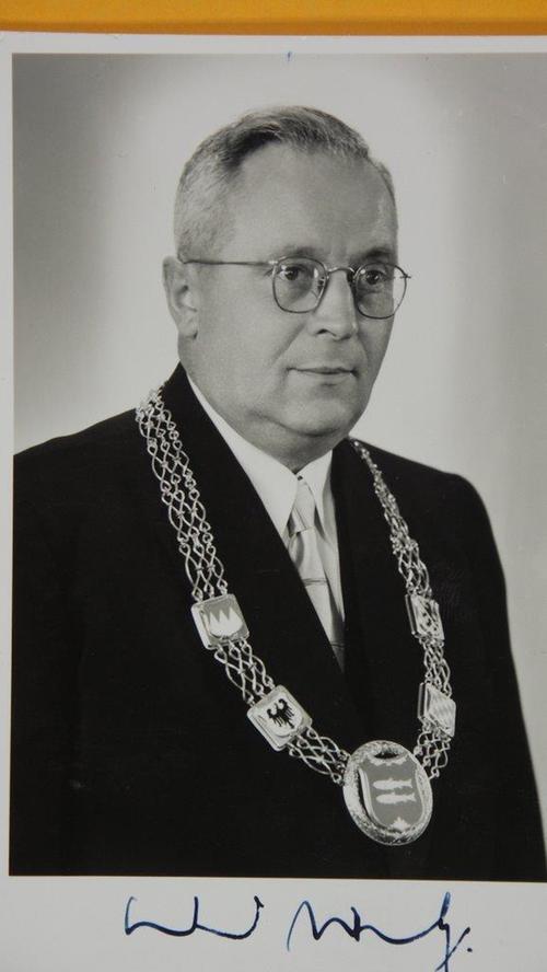 Ab Juli 1948 wurde Karnbaum von Andreas Steinmetz als Oberbürgermeister der Stadt Forchheim abgelöst. Steinmetz sollte über ein Jahrzehnt lang Stadt-Chef bleiben. Aus gesundheitlichen Gründen schied er 1961 aus dem Amt. In seine Ära fällt auch ein wichtiger stadtpolitischer Wandel: 1956 wurde der ehrenamtliche OB zum hauptamtlichen Oberbürgermeister.