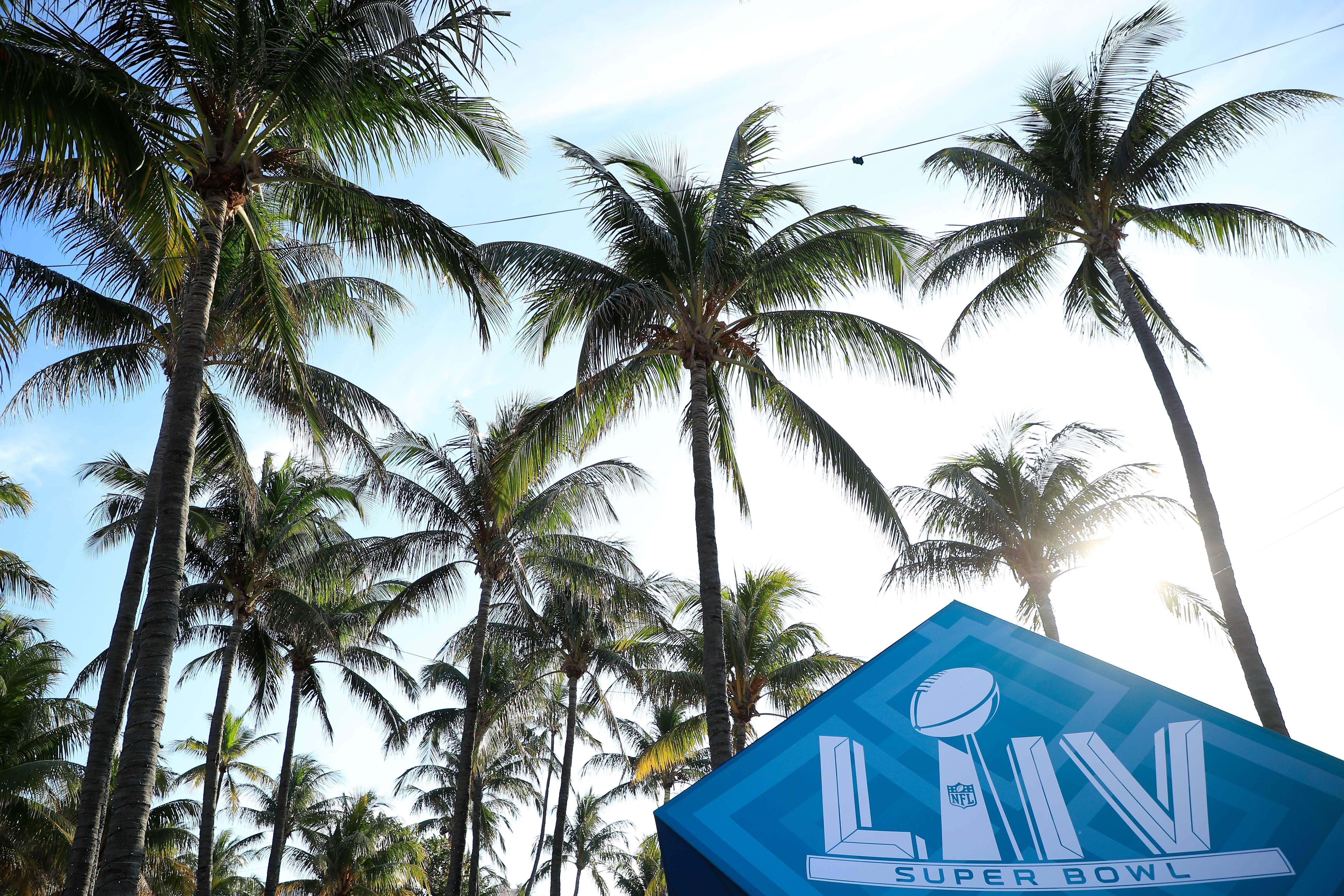 Der Super Bowl wird traditionell mit römischen Ziffern betitelt - so lautet die 57. Ausgabe in diesem Jahr offiziell "Super Bowl LVII". Der Grund ist relativ einfach: Während die Hauptrunde am Ende eines Jahres stattfindet, steigen die Playoffs erst nach dem Jahreswechsel. Der 57. Super Bowl findet also im Jahr 2023 statt, kürt aber den Meister der Saison 2022. Eine Ausnahme gab es aber: Das Finale im Februar 2016 wurde anlässlich des Jubiläums offiziell als "Super Bowl 50" vermarktet.