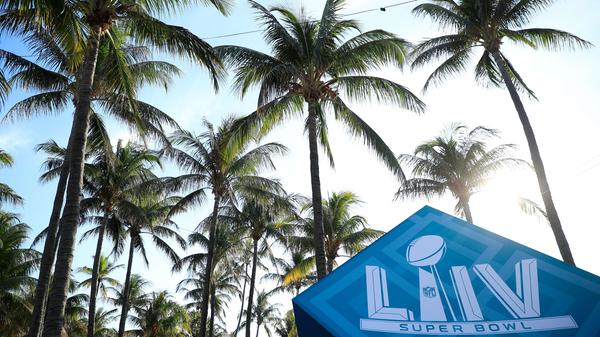 Der Super Bowl wird traditionell mit römischen Ziffern betitelt - so lautet die 57. Ausgabe in diesem Jahr offiziell "Super Bowl LVII". Der Grund ist relativ einfach: Während die Hauptrunde am Ende eines Jahres stattfindet, steigen die Playoffs erst nach dem Jahreswechsel. Der 57. Super Bowl findet also im Jahr 2023 statt, kürt aber den Meister der Saison 2022. Eine Ausnahme gab es aber: Das Finale im Februar 2016 wurde anlässlich des Jubiläums offiziell als "Super Bowl 50" vermarktet.