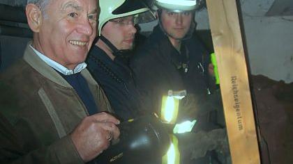Feuerwehr entrümpelt Luftschutzkeller Feuerwehr entrümpelt Luftschutzkeller