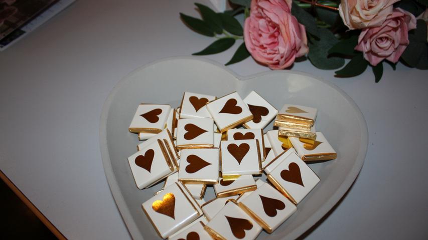 Herzige Idee: Diese kleine Schokoladentäfelchen können auch gerne zum Begrüßungssekt gereicht werden. Zu sehen waren sie bei der Hochzeitsmesse 