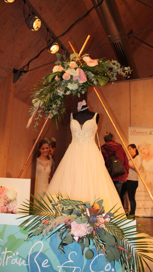 Die Brautkleider von "Romeo und Julia" aus Schwabach waren bei der Hochzeitsmesse im AIZ in Muhr am See natürlich der Hingucker.