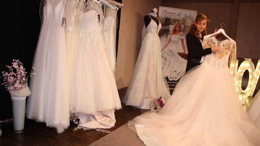 Cornelia Bergler führt in Schwabach das Geschäft "Romeo und Julia" und präsentierte bei der Hochzeitsmesse im AIZ eine Auswahl ihrer Brautkleider.