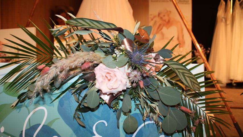 Der richtige Blumenschmuck darf bei einer Hochzeit nicht fehlen. Eva März von "Sträuße & Co." hat bei der Hochzeitsmesse in Muhr am See für die florale Ausgestaltung gesorgt.