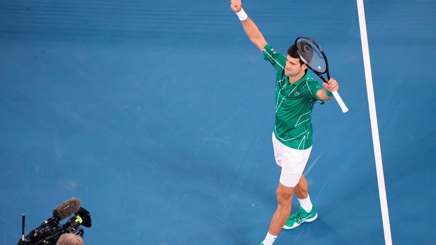 Nach seinem achten Sieg in Australien reißt Novak Djokovic die Arme nach oben.