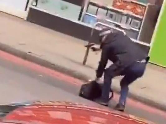Dieses Twitter-Videostandbild zeigt einen bewaffneten Polizisten auf der Streatham High Road. Die Polizeit hat die Menschen aufgefordert, sich nach dem "Zwischenfall" aus dem Gebiet Streatham fernzuhalten.