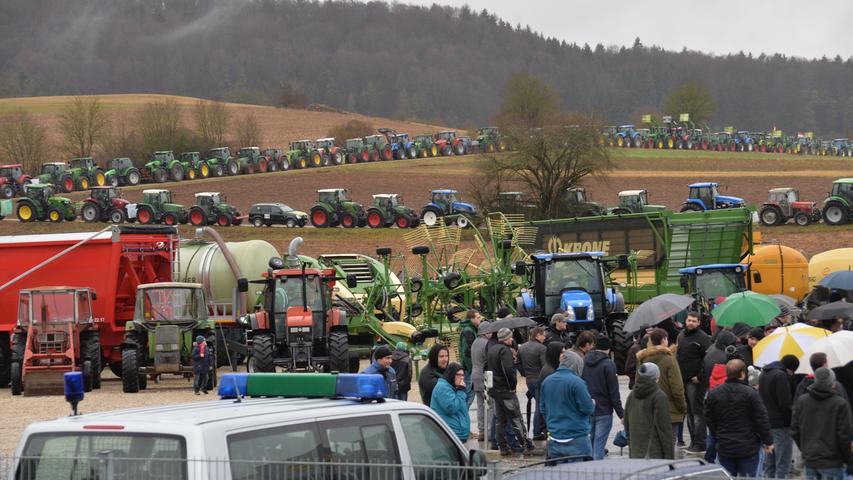 400 Landwirte hatten ihr Kommen zur „Schlepperkundgebung“ angekündigt, an die 500 sind es dann geworden, um gegen die aktuelle Planungen der Politik zu demonstrieren.;