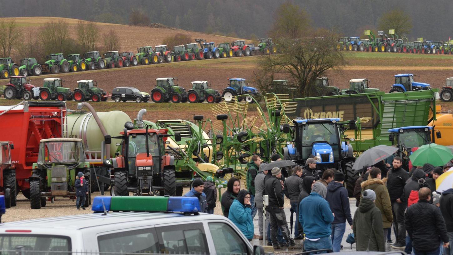 In einer Sternfahrt waren die Landwirte mit rund 500 Traktoren zur „Schlepper-Demo“ nach Velburg gekommen. Dort forderten sie mehr Unterstützung durch die Politik.