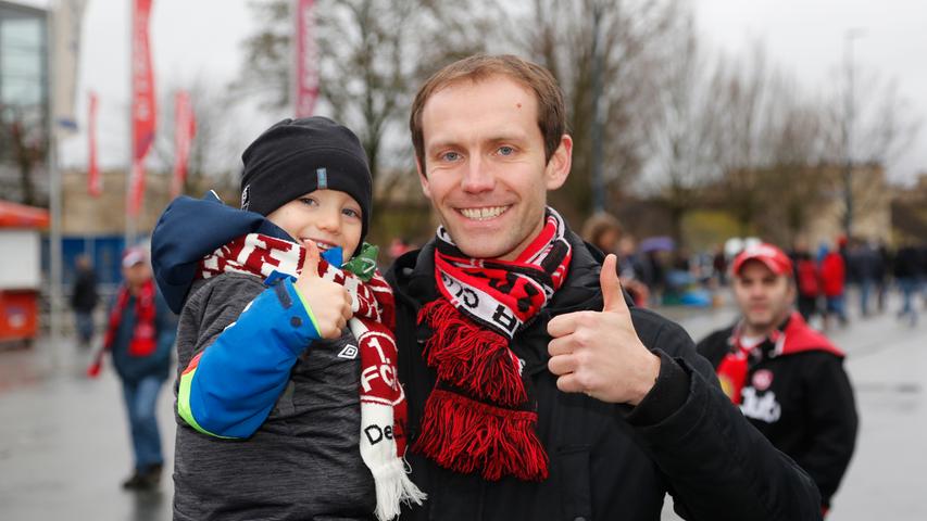 Dieter Krestel hat mit seinem vierjährigen Sohn Adrian das Spiel verfolgt: "Es war sicher kein Zauberfußball, aber nach dem Tiefschlag beim HSV hat die Mannschaft nun positive Erfahrungen sammeln können."