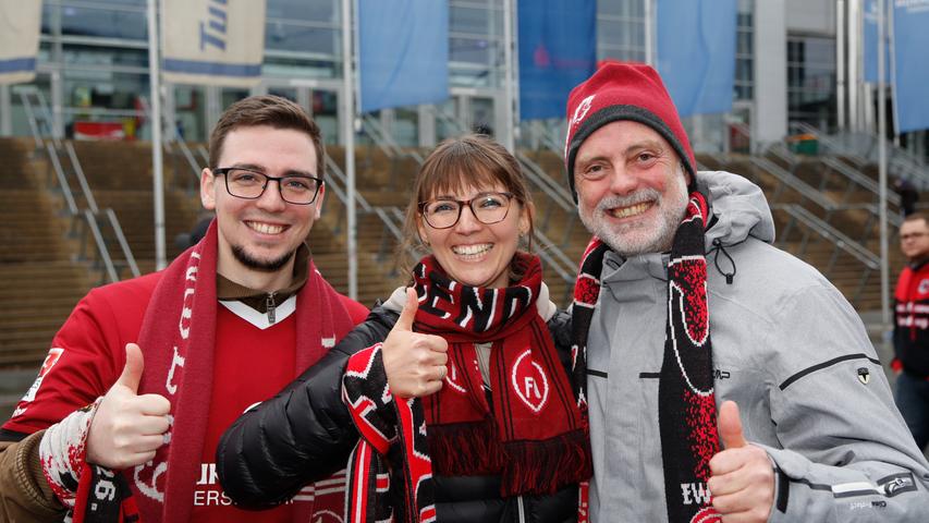 Roland Petter (rechts) war mit seinen Kindern Dominik Petter und Christina Herberich im Stadion. Sie glauben, dass der Sieg dem Club Selbstvertrauen für die kommenden Wochen geben wird. "Es war sehr spannend", sagt Christina Herberich.