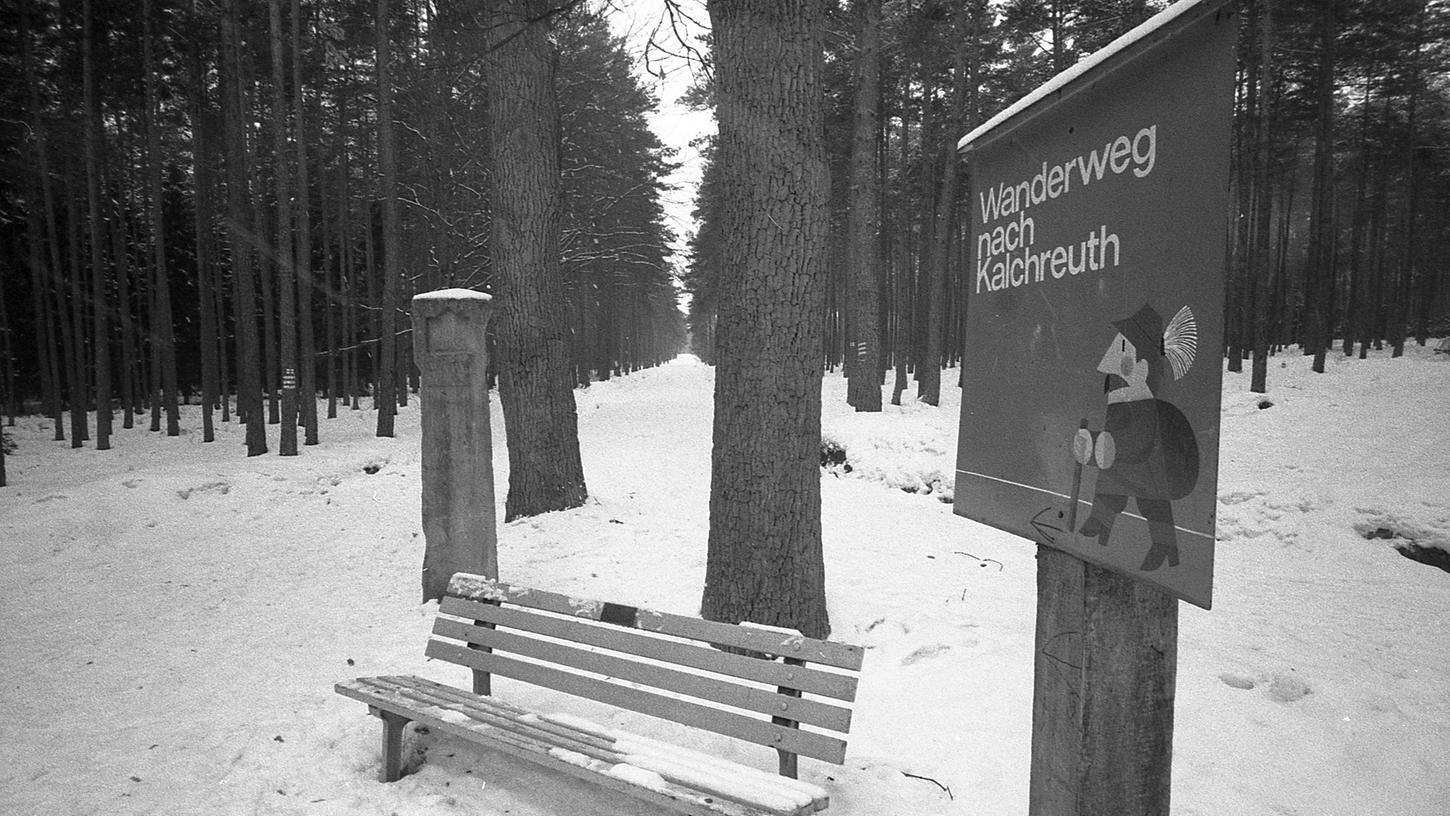 Eines der lustigen Schilder des Männleinweges mitten im Wald. Wenn hier die Panzer fahren, kann niemand mehr spazieren gehen.