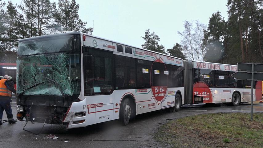 Katzwang: Transporter prallt gegen VAG-Bus und landet in Graben